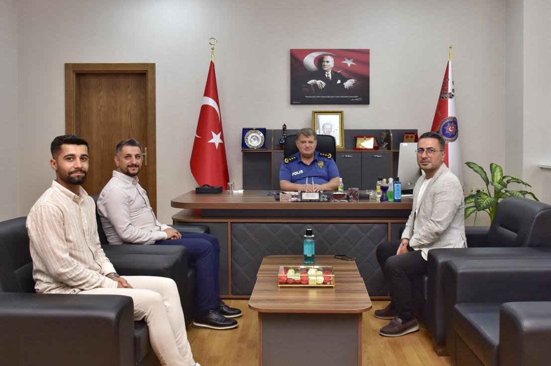 AdiyamanEmniyet's tweet photo. Anadolu Ajansı Gaziantep Bölge Müdürü Sayın Kerem KOCALAR ve Adıyaman İl Temsilcisi Sayın Orhan PEHLÜL, İl Emniyet Müdürümüz Sayın Alper UZMAN'ı makamında ziyaret ettiler.

Sayın misafirlerimize nazik ziyaretleri için teşekkürlerimizi sunarız.

ADIYAMAN EMNİYET MÜDÜRLÜĞÜ https://t.co/khOvSWy9Xj