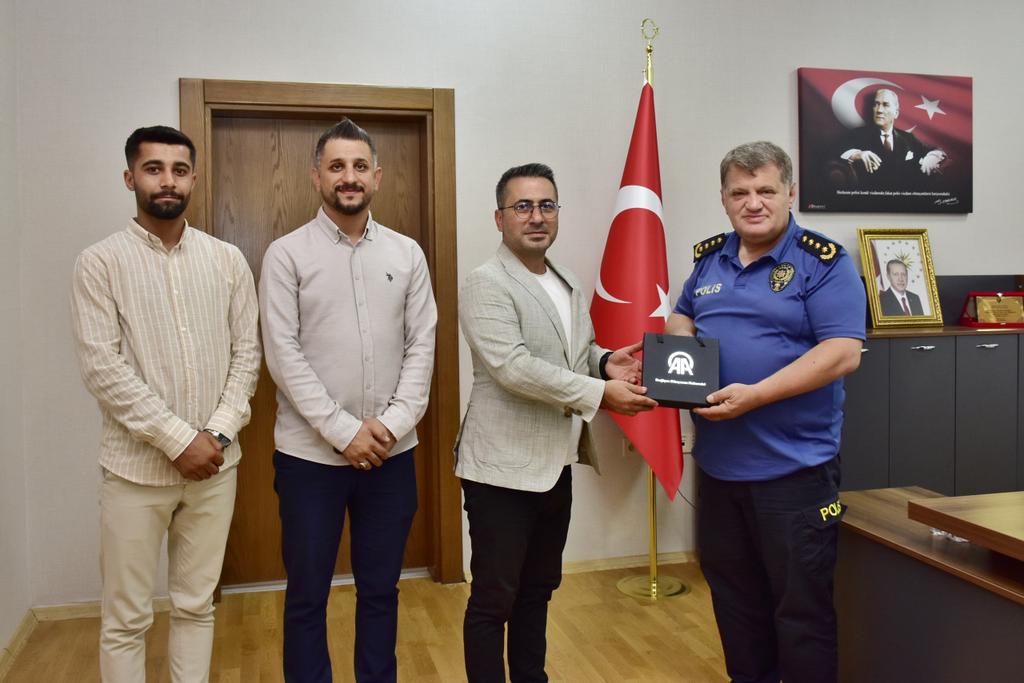AdiyamanEmniyet's tweet photo. Anadolu Ajansı Gaziantep Bölge Müdürü Sayın Kerem KOCALAR ve Adıyaman İl Temsilcisi Sayın Orhan PEHLÜL, İl Emniyet Müdürümüz Sayın Alper UZMAN'ı makamında ziyaret ettiler.

Sayın misafirlerimize nazik ziyaretleri için teşekkürlerimizi sunarız.

ADIYAMAN EMNİYET MÜDÜRLÜĞÜ https://t.co/khOvSWy9Xj
