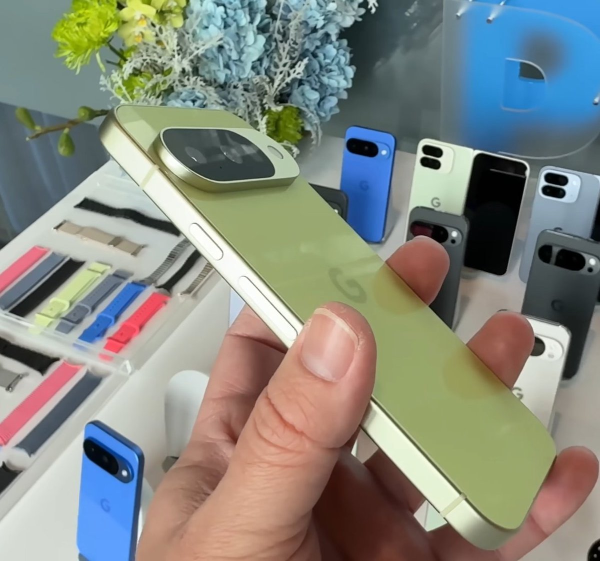 Google Pixel 10 in “lemongrass” looks gorgeous! 💚