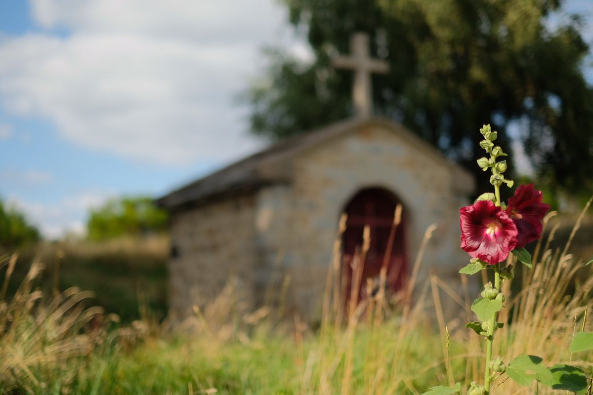 Chapelle Saint Aubin d'où une source miraculeuse jaillit, au pied du Puy de Dôme #eauvive #eau #Auvergne