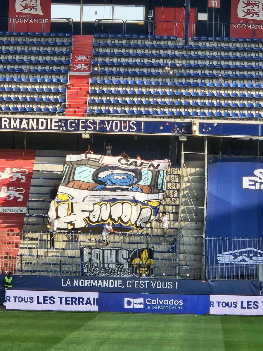 WeAreMalherbe's tweet image. Même les supporters adverses c’est niveau National. 😭
(Rien compris au tifo) #SMCFCV