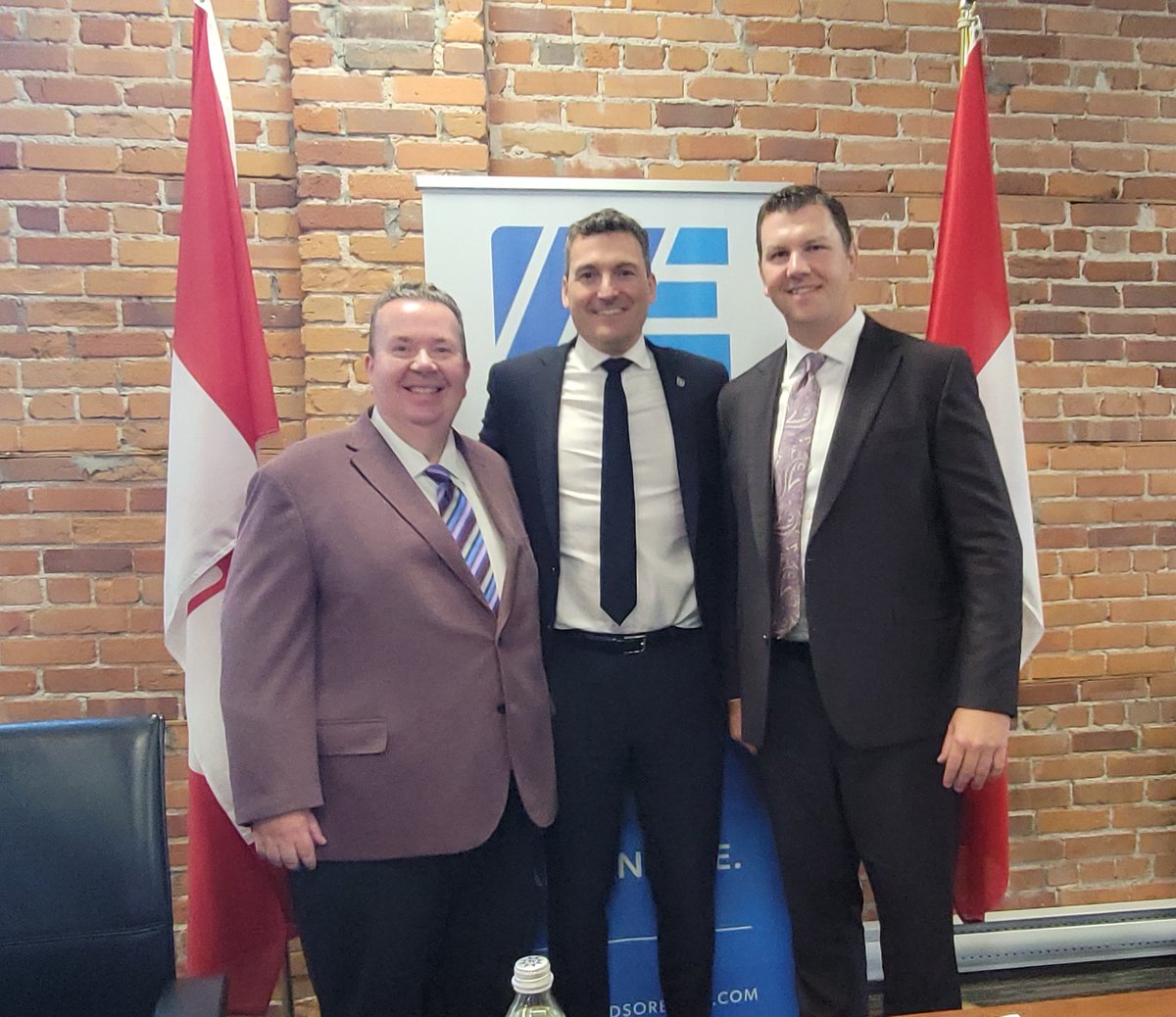 _investwe's tweet photo. We are pleased to welcome to #WindsorEssex, the Honourable @EvanLSolomon, Minister Responsible for @FedDevOntario as well as #FedDev’s President @FDOPresident Nancy Gardiner and Linda Cousineau, VP business, innovation and community development. Today, we were joined by auto company reps and ecosystem partners for a roundtable discussion focused on challenges and strategies around U.S. tariffs, trade disruption and the impacts on Canada’s automotive industry.
@GordonOrr66 @WendyLStark | @WERCofC @RyanDonally @Raed_Kadri1 @APMACanada