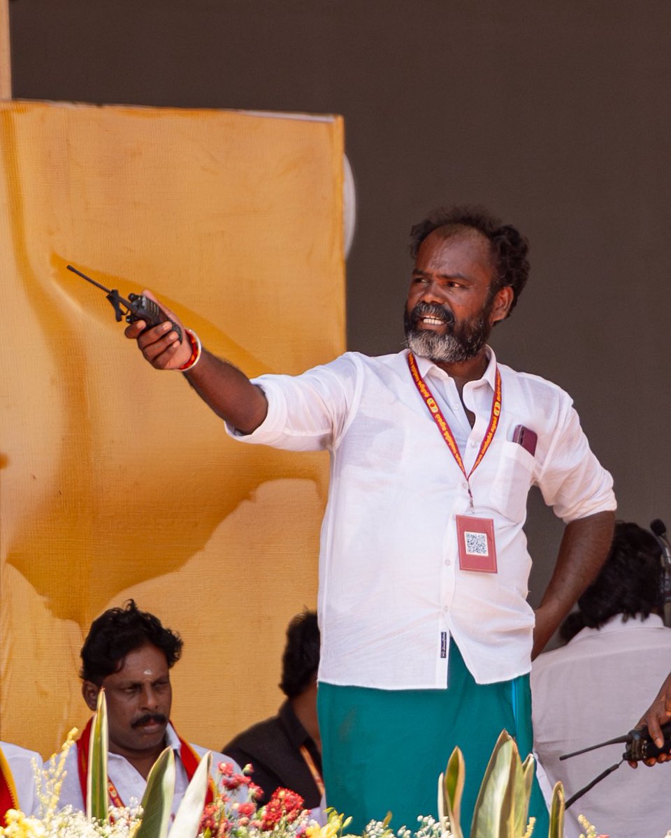 எங்களில் ஒருவரே!
எங்கள் அண்ணனே!
எங்கள் தலைமையே!

<a href="/VijayAnban_offl/">Madurai Vijay Anban</a> 🫂❤️

#TVKVettriMaanadu 
#TVKMaduraiManaadu 
#TVKVijay
