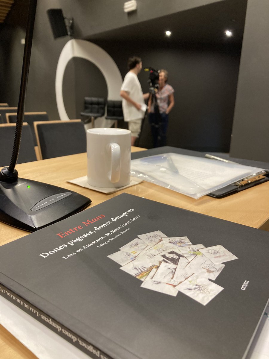 📣Comencem la presentació del llibre ‘Entre mans. Dones pageses, dones dempeus’ de <a href="/LaiaAhumada/">Laia de Ahumada</a> a Can Trona.

💜Un acte del cicle ‘Descobreix el que menges’ el sector primari obra les portes per festes majors, amb Alba Roquer i Isabel Vert com a ponents.