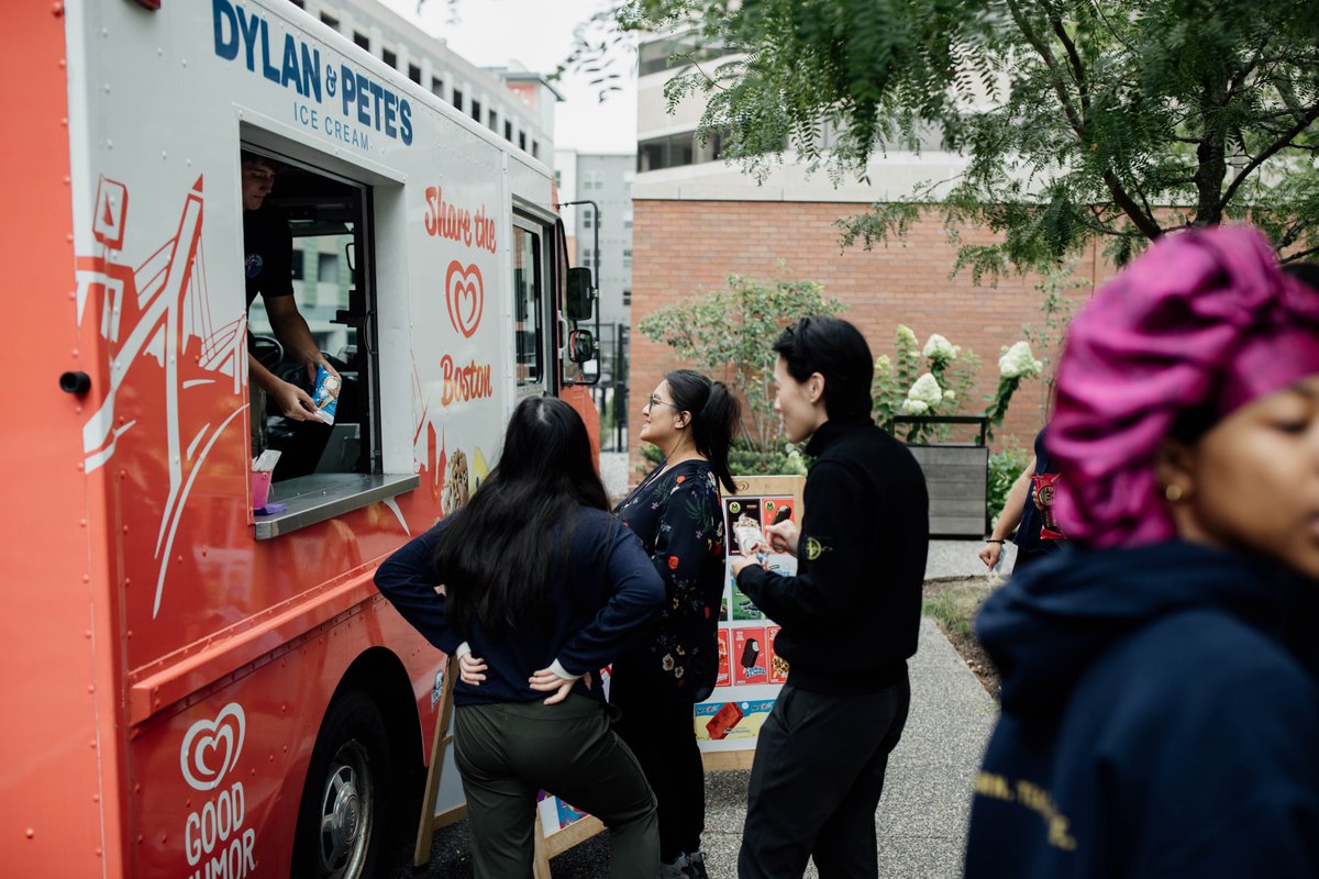 Despite the drizzle, #AlewifeTMA brought Commuter Services information with a side of ice cream, warmth, and smiles! We were pleased to offer complimentary ice cream as we spread the word about sustainable commuting, like our shuttle to/from Alewife Station!

#CommunityEngagement