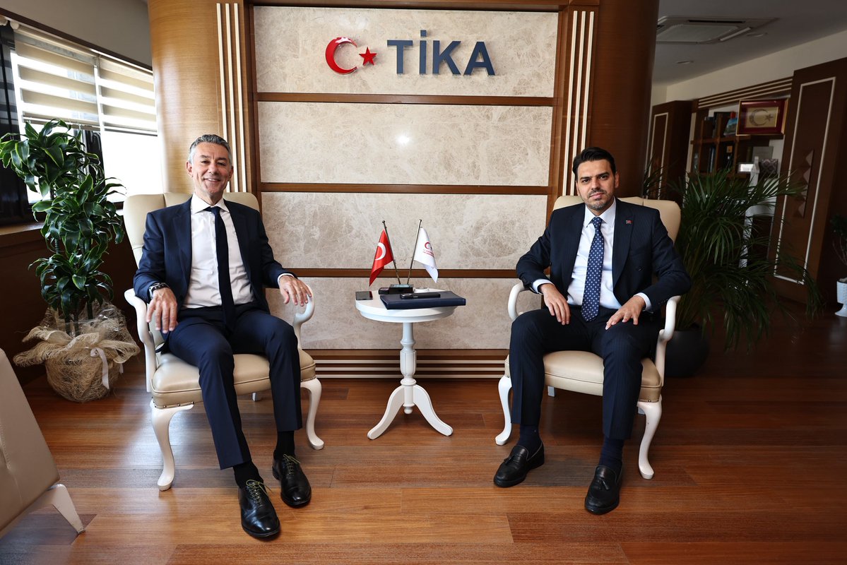 TİKA (@tika_turkiye) on Twitter photo 🇹🇷🇸🇱 Başkanımız <a href="/abdullah_eren/">Abdullah Eren</a>, T.C. Sierra Leone Büyükelçisi (<a href="/TC_FreetownBE/">Türkiye in Sierra Leone</a>) Yusuf Burak Rende ile bir araya geldi. 🇹🇷🇸🇱 Başkanımız <a href="/abdullah_eren/">Abdullah Eren</a>, T.C. Sierra Leone Büyükelçisi (<a href="/TC_FreetownBE/">Türkiye in Sierra Leone</a>) Yusuf Burak Rende ile bir araya geldi.