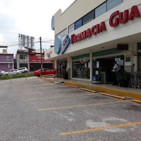 DigitaMorelos's tweet photo. #Cuernavaca, capital de la inseguridad y la violencia
La noche del jueves, dos sujetos armados asaltaron una sucursal de Farmacias #Guadalajara en Plaza Gobernadores, colonia Lomas de la Selva, Cuernavaca.
Amenazaron al personal y se llevaron aproximado 20 mil pesos en efectivo. https://t.co/Er98FuijCv