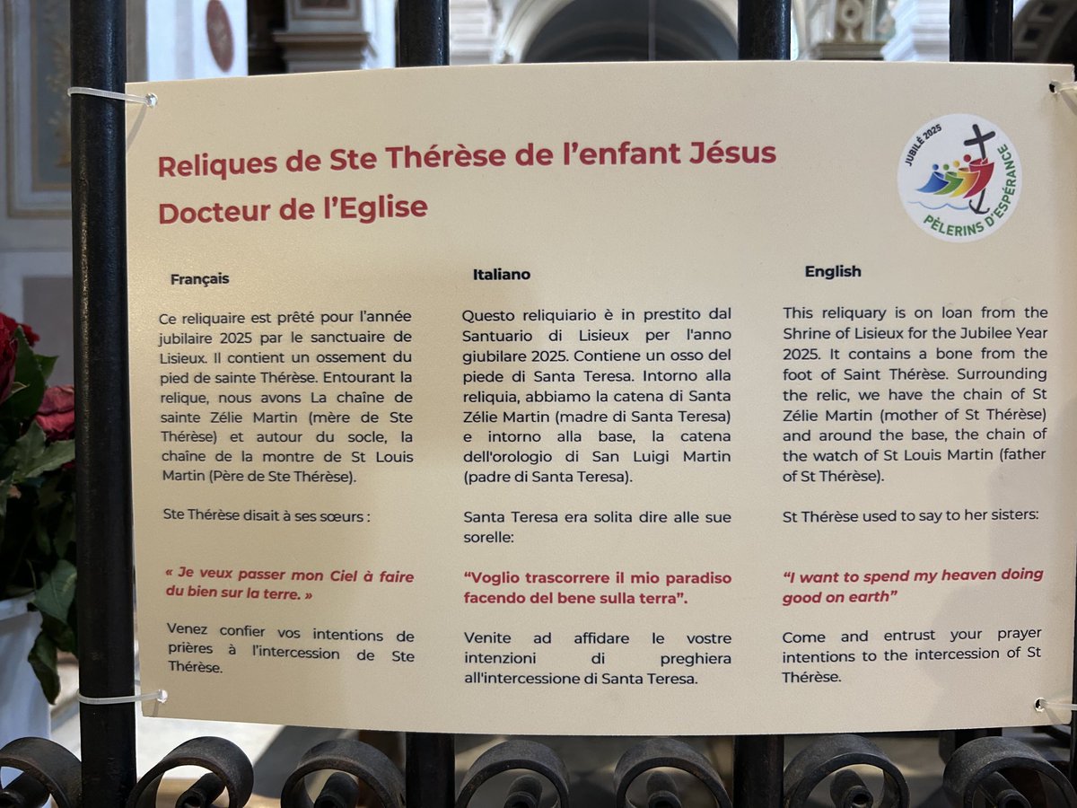 TherAsiaOnlus's tweet photo. Reliquia di #SantaTeresadiLisieux #SantaTeresjna per il #Giubileo #Giubileo2025 nella chiesa di Trinità dei Monti ⁦⁦@diocesidiroma⁩ https://t.co/JOAWtuzq4y