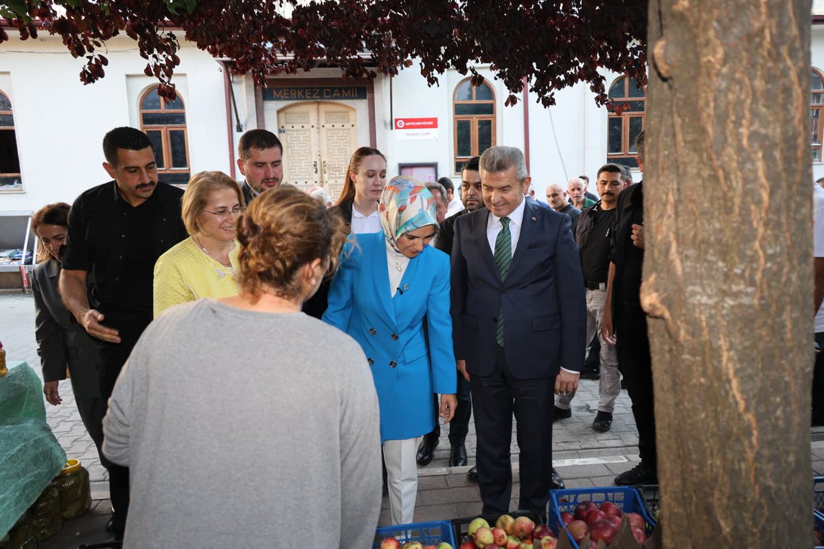 📍 Artvin – Çarşı Mahallesi

Aile ve Sosyal Hizmetler Bakanımız Sayın Mahinur Özdemir Göktaş, Valimiz Sayın Dr. Turan Ergün ile birlikte Çarşı Mahallesi’nde esnaf ve vatandaşlarımızla bir araya geldi. 

Ziyaret sırasında vatandaşlarımızın talep ve önerilerini dinleyen Sayın