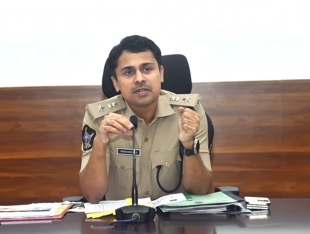 KAKINADAPOLICE's tweet image. ⚡కానిస్టేబుళ్ళుగా ఎంపికైన అభ్యర్థులు, 25.08.2025 తేదీన  హాజరుకావాలి ⚡

⚡ జిల్లా పోలీసు సూపరింటెండెంట్, ఆర్మ్డ్ రిజర్వ్ పరేడ్ గ్రౌండులో ఉదయం 9 గం.లకు హాజరు కావాలి. -జిల్లా SP శ్రీ G. #BinduMadhavIPS గారు ⚡

@APPOLICE100 
#appolice
#apslprb
#kakinada