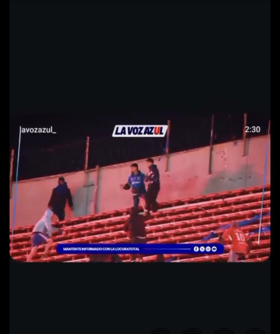 ericoifc's tweet photo. No eran familias, no eran niños. El mismo de campera celeste rompiendo todo, revoleando cosas y despues se lo ve cobrando en la tribuna cuando entran los de Independiente.

Dejen de manipular. https://t.co/OW0wOC41FN