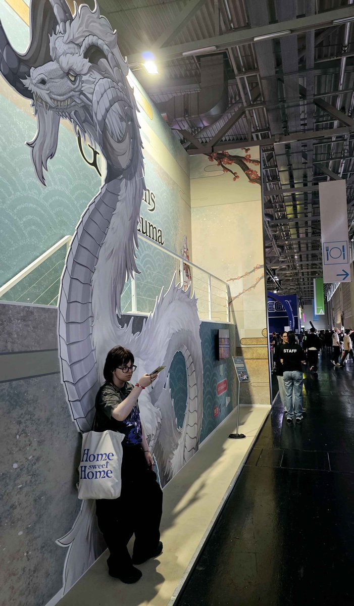 #rfgoa-gc 
this dragon is the best thing ive seen since sliced bread. so pretty. awugh