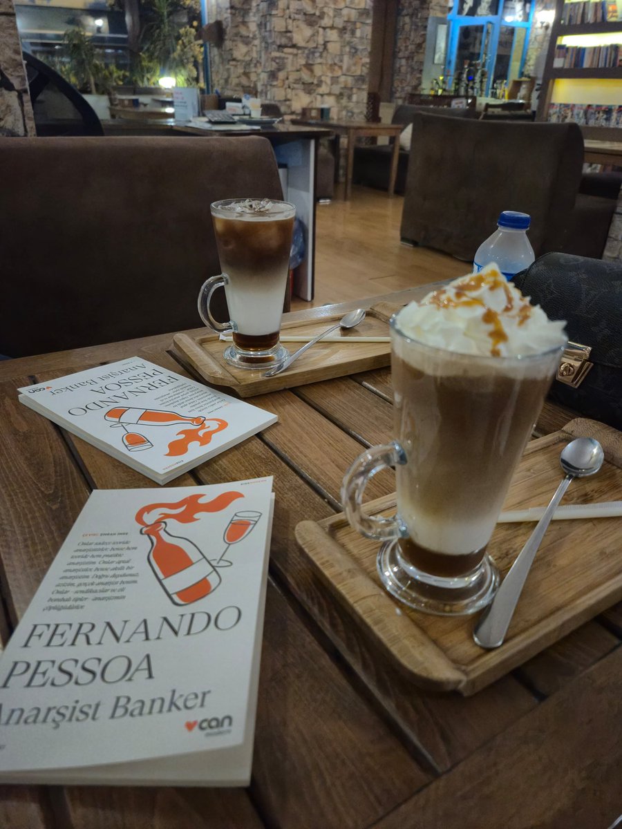 Bu sıcak havalarda en güzel şey dostla yapılan kitap date 🙃