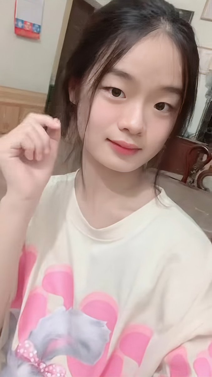 hai_ha2002294's tweet photo. Thanh Luyến 2k6 là con của Bác hàng xóm bên cạnh tuy mới lớn nhưng cách ăn mặc gợi dục quần ngắn váy ngắn khi���n mấy thằng đi ngang nhìn chỉ muốn đè nó ra đụ, đêm đó nó đi mua đồ thì bị một nh��m thanh niên chặn đường ép vào hẻm xong r hiếp dâm tập thể. https://t.co/QgVDx5BsbT