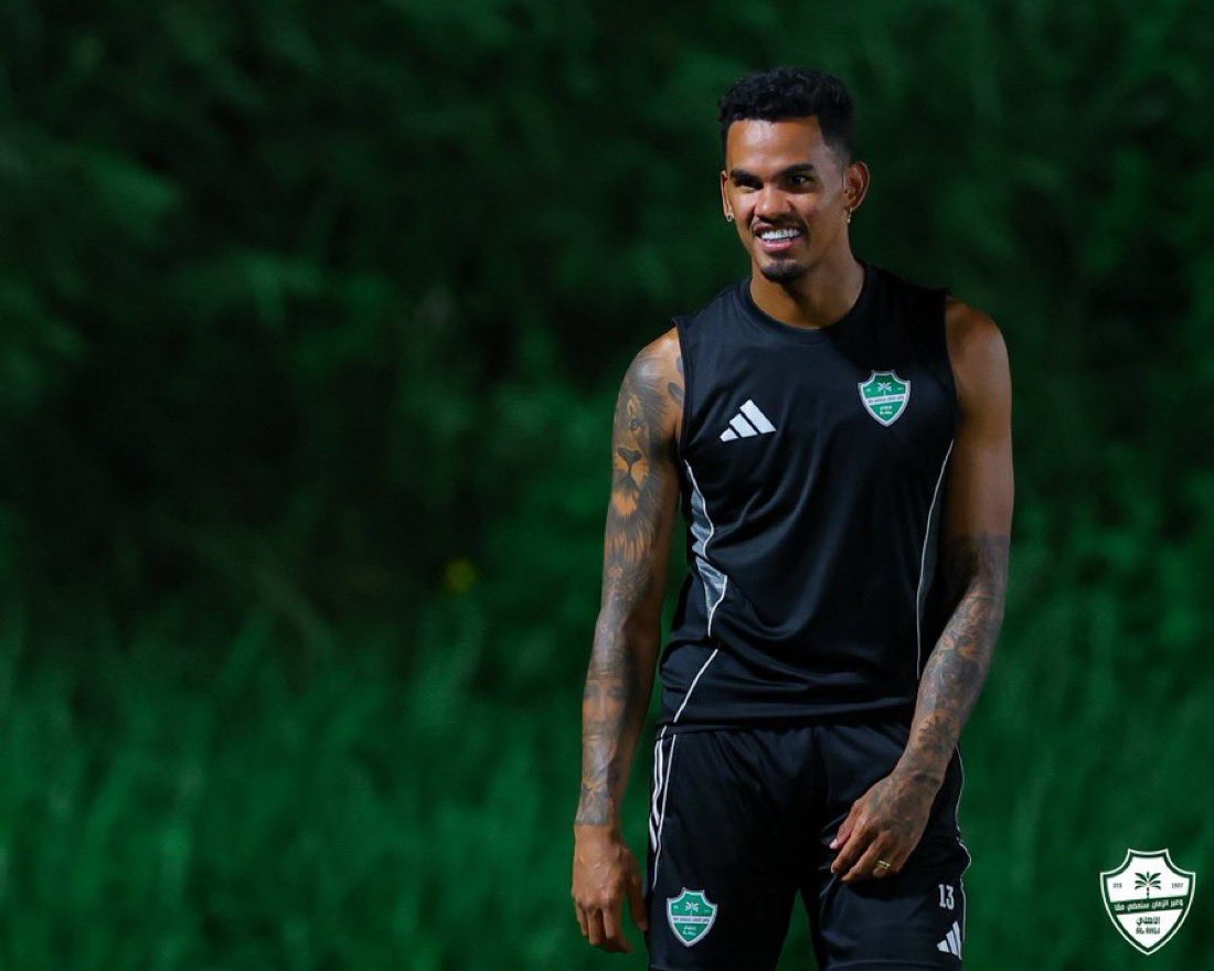 جالينو لاعب يعجبني .. جالينو لاعب منظومة فريق حقيقية .. جالينو مفتاح لعب خطير !

هذا أكثر لاعب يعجبني في الأهلي .. لأنه لاعب حيوي ، مقاتل .. يلعب في كل الحالات الدفاعية والهجومية .. ويعرف جيدًا كيف يخلق لنفسه المساحة ، وبنفس الوقت يعرف كيف يغطي المساحات ..

اليوم في كرة القدم أنت