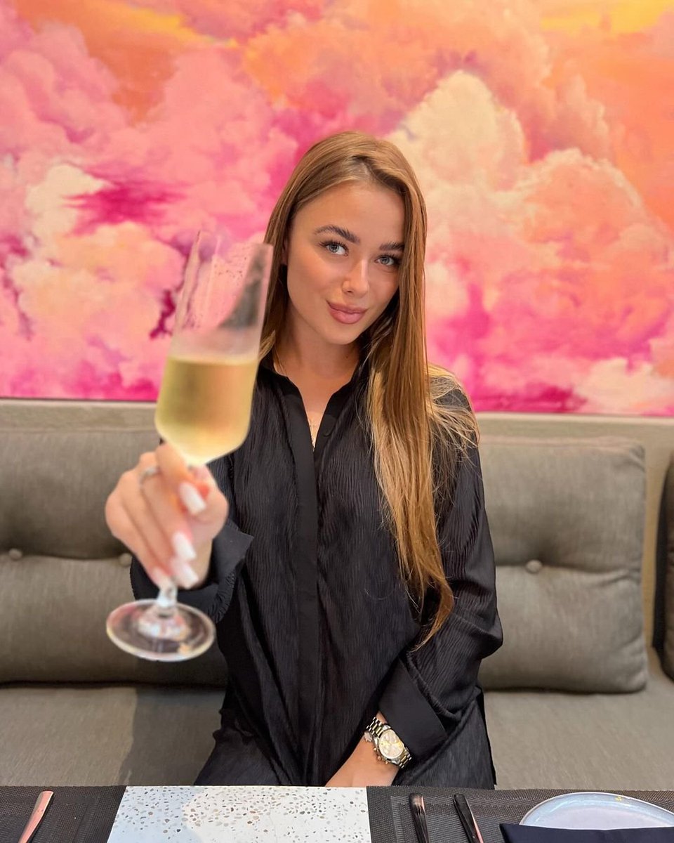 Guidec_w0cP's tweet image. Late nights, bright lights 🌙✨