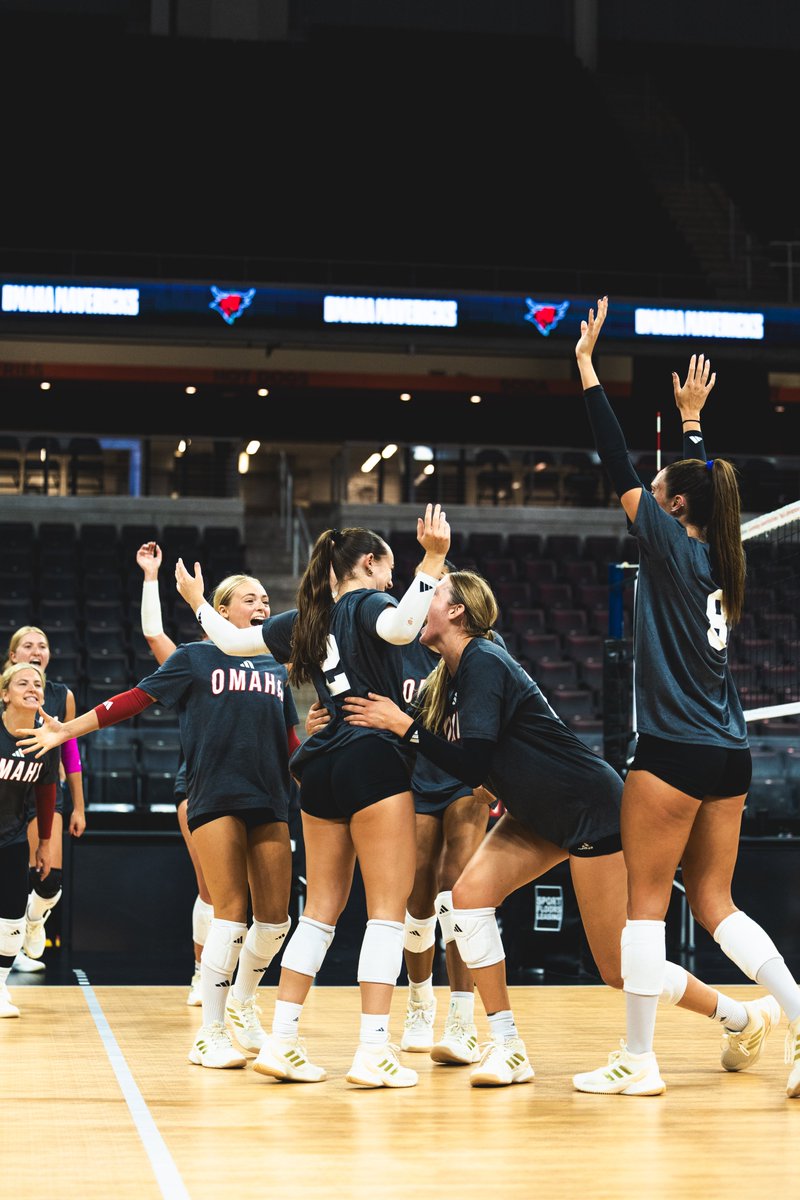 Join us tomorrow after the exhibition for autographs from players and coaches! 🖊️

#GoMavs