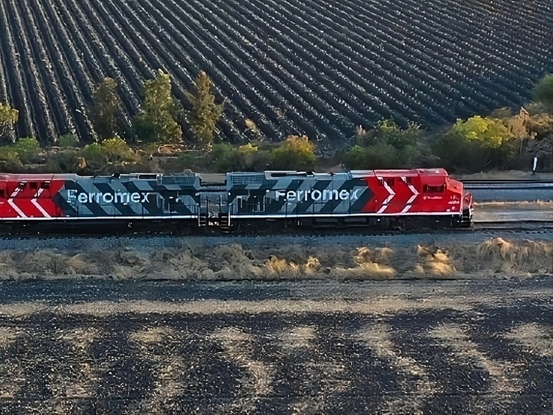 Info-Transportes (@infotransportes) on Twitter photo 🚂<a href="/Ferromex/">Ferromex GMXT</a> invierte 7,200 mdp en 120 locomotoras. Ya operan 90 y este año llegarán 30 más para mover la economía en sectores como: #agrícola, #automotriz, #intermodal, #minero, #cementero y #energético.
#Ferromex #Economía #inversion
👉acortar.link/IjKQOg 🚂<a href="/Ferromex/">Ferromex GMXT</a> invierte 7,200 mdp en 120 locomotoras. Ya operan 90 y este año llegarán 30 más para mover la economía en sectores como: #agrícola, #automotriz, #intermodal, #minero, #cementero y #energético.
#Ferromex #Economía #inversion
👉acortar.link/IjKQOg