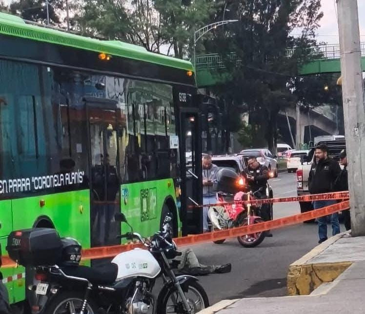 Lamentablemente, un hombre de aprox 50 años ha fallecido tras ser #atropellado por una unidad de #transporte público #RTP con número eco 6138 en el cruce de #Periférico Canal de Garay y Canal de Chalco, col Zona Militar Fave Sedena, en la alcaldía #Iztapalapa #CDMX 
#QEPD