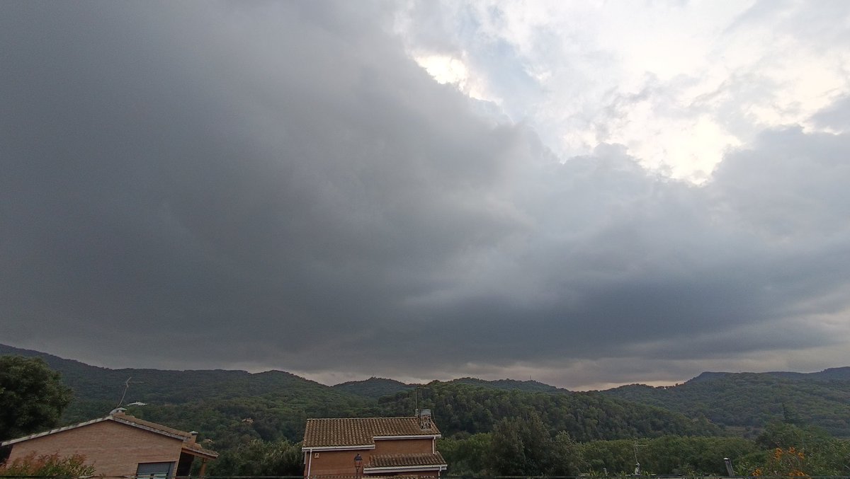 TempsVallromane's tweet photo. #rebuf Els xàfecs del Maresme freguen la serra Litoral i #Vallromanes https://t.co/eaAJ5JrpH5