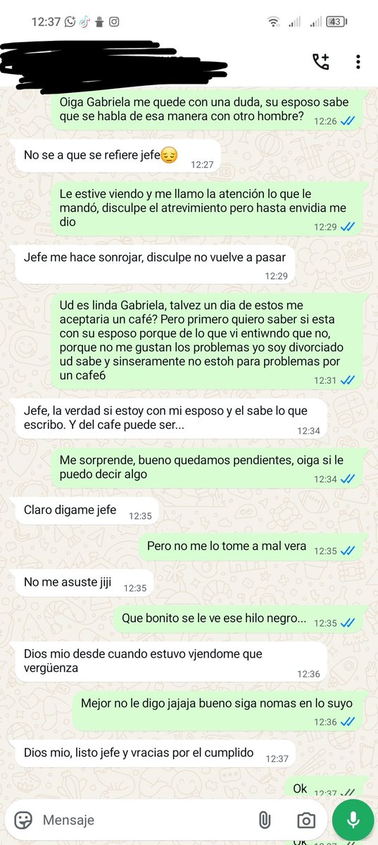 Yo hablando con un amigo y mi jefe ha estado viendo.... Lo peor es que es un viejo tan sabroso, le he dedicado un par de orgasmos jajaja sera que le hago.... Necesito consejo...
