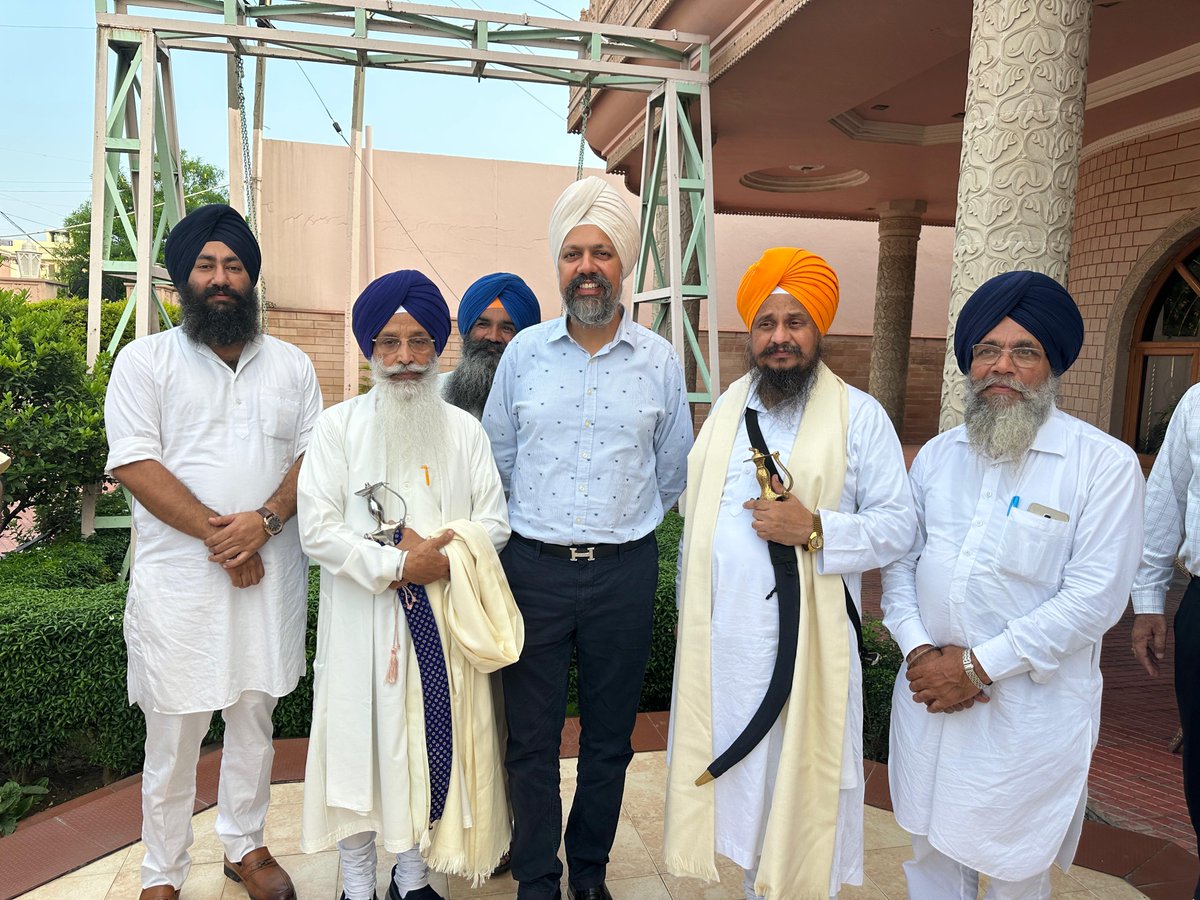 Singh Sahib Giani Harpreet Singh ji (@j_harpreetsingh) on Twitter photo ਅੱਜ ਮੈਨੂੰ ਮਾਣਯੋਗ ਸਿੰਘ ਸਾਹਿਬ ਪ੍ਰੋ. ਮਨਜੀਤ ਸਿੰਘ ਜੀ, ਸਾਬਕਾ ਜਥੇਦਾਰ ਸ੍ਰੀ ਅਕਾਲ ਤਖ਼ਤ ਸਾਹਿਬ, ਅਤੇ ਇੰਗਲੈਂਡ ਤੋਂ ਮਾਨਯੋਗ ਮੈਂਬਰ ਪਾਰਲੀਮੈਂਟ ਸ. ਤਨਮਨਜੀਤ ਸਿੰਘ ਜੀ ਢੇਸੀ ਨਾਲ ਵਿਚਾਰ-ਚਰਚਾ ਕਰਨ ਦਾ ਮੌਕਾ ਪ੍ਰਾਪਤ ਹੋਇਆ। ਇਸ ਗੱਲਬਾਤ ਦੌਰਾਨ ਸਿੱਖ ਕੌਮ ਨਾਲ ਸੰਬੰਧਿਤ ਮਹੱਤਵਪੂਰਨ ਵਿਸ਼ਿਆਂ 'ਤੇ ਵਿਚਾਰ ਸਾਂਝੇ ਕੀਤੇ।
#ProfManjitSingh ਅੱਜ ਮੈਨੂੰ ਮਾਣਯੋਗ ਸਿੰਘ ਸਾਹਿਬ ਪ੍ਰੋ. ਮਨਜੀਤ ਸਿੰਘ ਜੀ, ਸਾਬਕਾ ਜਥੇਦਾਰ ਸ੍ਰੀ ਅਕਾਲ ਤਖ਼ਤ ਸਾਹਿਬ, ਅਤੇ ਇੰਗਲੈਂਡ ਤੋਂ ਮਾਨਯੋਗ ਮੈਂਬਰ ਪਾਰਲੀਮੈਂਟ ਸ. ਤਨਮਨਜੀਤ ਸਿੰਘ ਜੀ ਢੇਸੀ ਨਾਲ ਵਿਚਾਰ-ਚਰਚਾ ਕਰਨ ਦਾ ਮੌਕਾ ਪ੍ਰਾਪਤ ਹੋਇਆ। ਇਸ ਗੱਲਬਾਤ ਦੌਰਾਨ ਸਿੱਖ ਕੌਮ ਨਾਲ ਸੰਬੰਧਿਤ ਮਹੱਤਵਪੂਰਨ ਵਿਸ਼ਿਆਂ 'ਤੇ ਵਿਚਾਰ ਸਾਂਝੇ ਕੀਤੇ।
#ProfManjitSingh