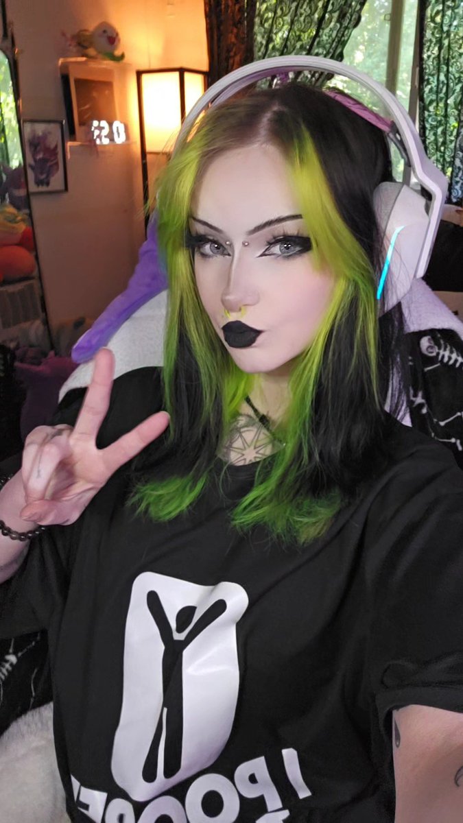 I am live again :333 twitch.tv/sylvieesdiary