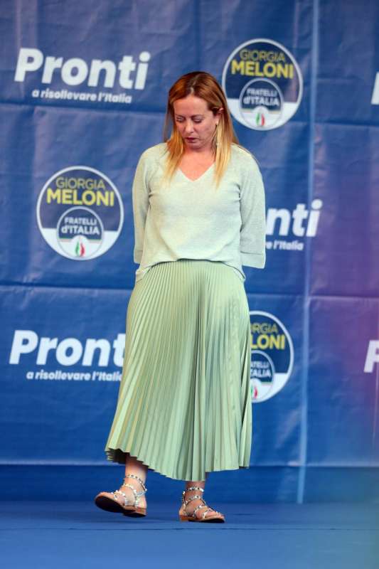 Servile con i dazi americani 
Servile con l'Europa 
Servile con i giganti del web 
Servile con le banche 
Servile con gli assassini Israeliani 
Servile con gli assassini libici .
Questa è la patriota Meloni.