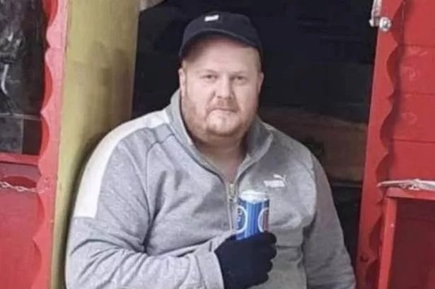 Cruel pet owner, Ryan Scandrett, 37, starved his two dogs so badly they had to be put down. His unnecessary suffering to Rocky &amp; Max left neighbours in Bradford, in tears &amp; others were angry. Spared jail, a ban, community order &amp; fine Not good enough. 😡
mirror.co.uk/news/uk-news/c…