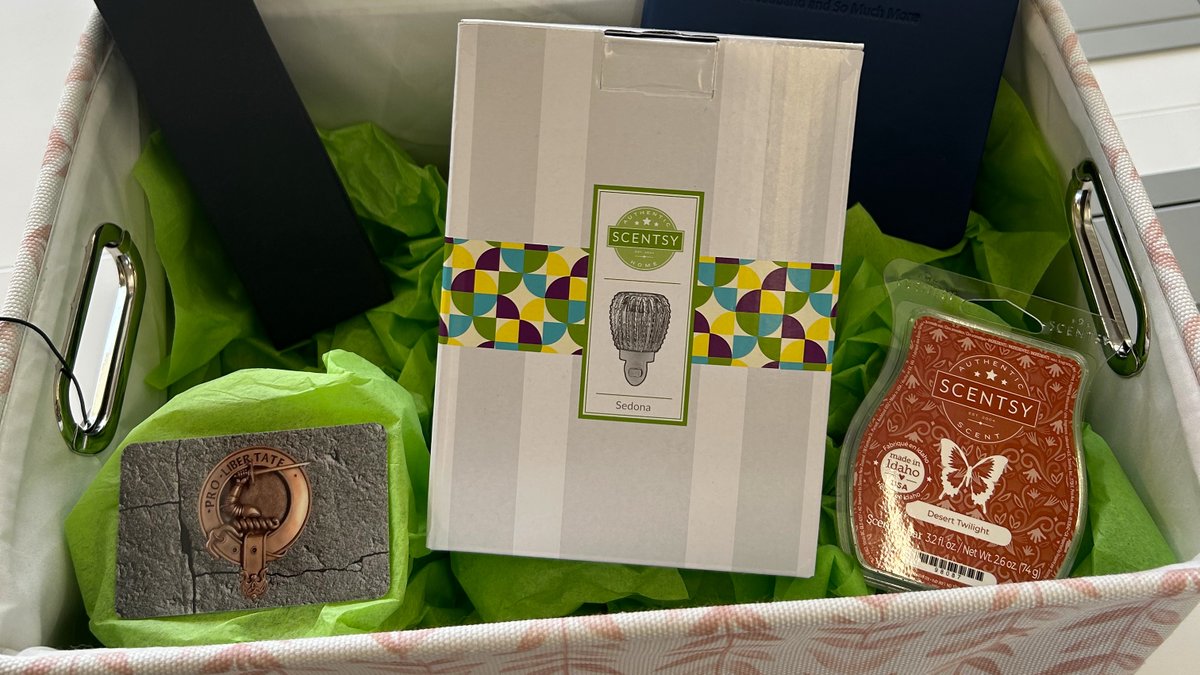 CCComm_Nevada's tweet image. 🎉 Win Big at the #FallonCantaloupeFestival &amp;amp; #CountryFair! 🎉

Stop by the #CCCommunications booth in Sponsor Row (behind the Pavilion) on Saturday &amp;amp; Sunday for your chance to enter our exciting raffle! 

*Some of Sunday raffle prizes pictured. #WinWithCC