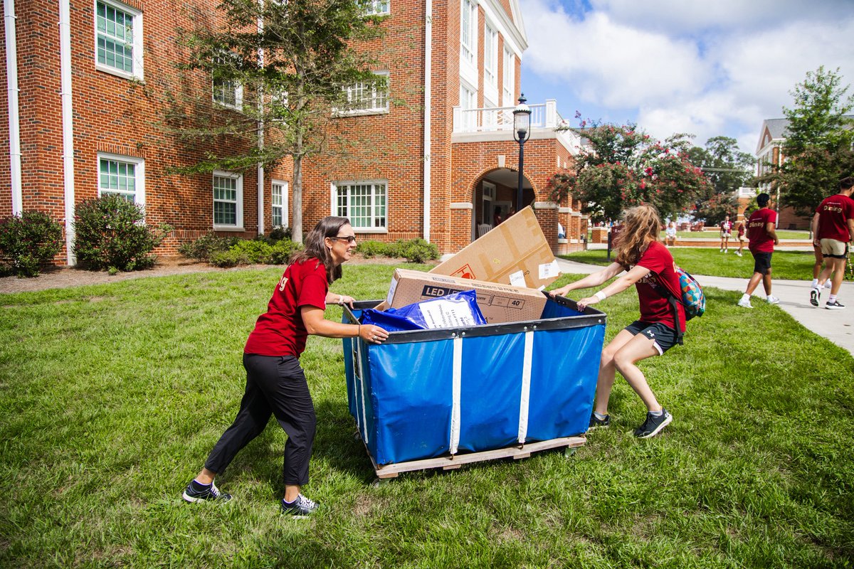 ElonWBasketball's tweet image. Had a great time helping with move-in this morning! Welcome to Elon, Class of 2029! 🤩🔥
 
#TogetherWeRise #Higher #PhoenixRising