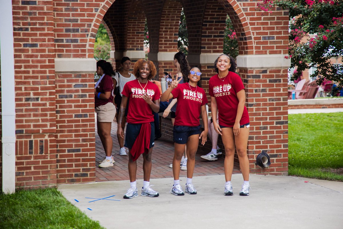 ElonWBasketball's tweet image. Had a great time helping with move-in this morning! Welcome to Elon, Class of 2029! 🤩🔥
 
#TogetherWeRise #Higher #PhoenixRising