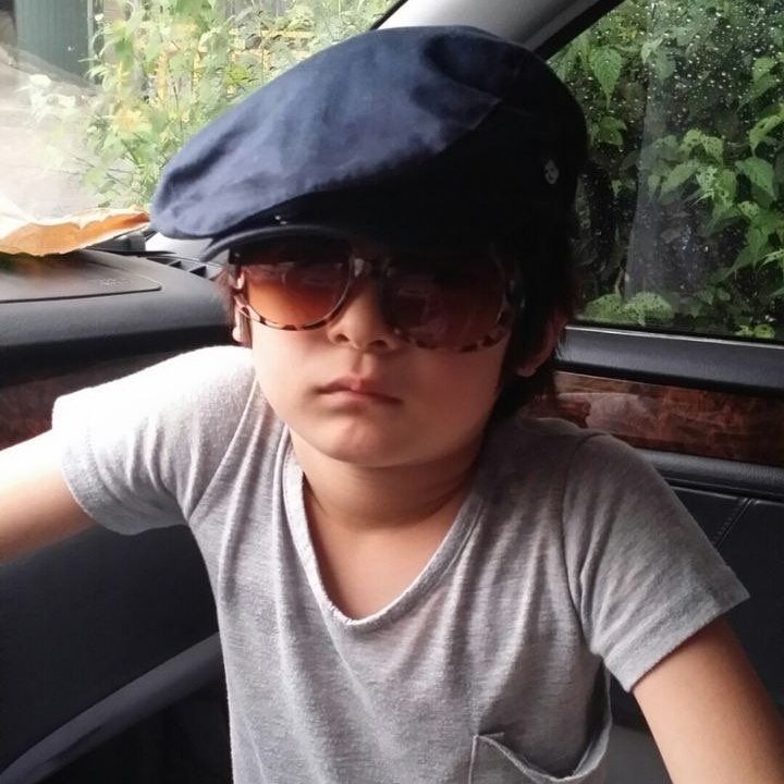 userkgw's tweet photo. you were all so focused on his jeans that you forgot about his mother's diva sunglasses. https://t.co/vQYNytsYpk