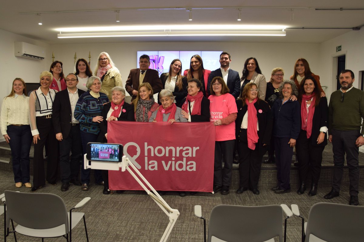 Este viernes 22 de agosto se realizó en #SalaIMPO el lanzamiento de la 8va. edición de la carrera 5K Honrar la Vida.
Participaron del evento la Ministra de Salud Pública <a href="/LustembergC/">Cristina Lustemberg</a>, la fundadora de la Fundación Honrar la vida Zulma Camacho, la Presidenta Silvana Francia, el