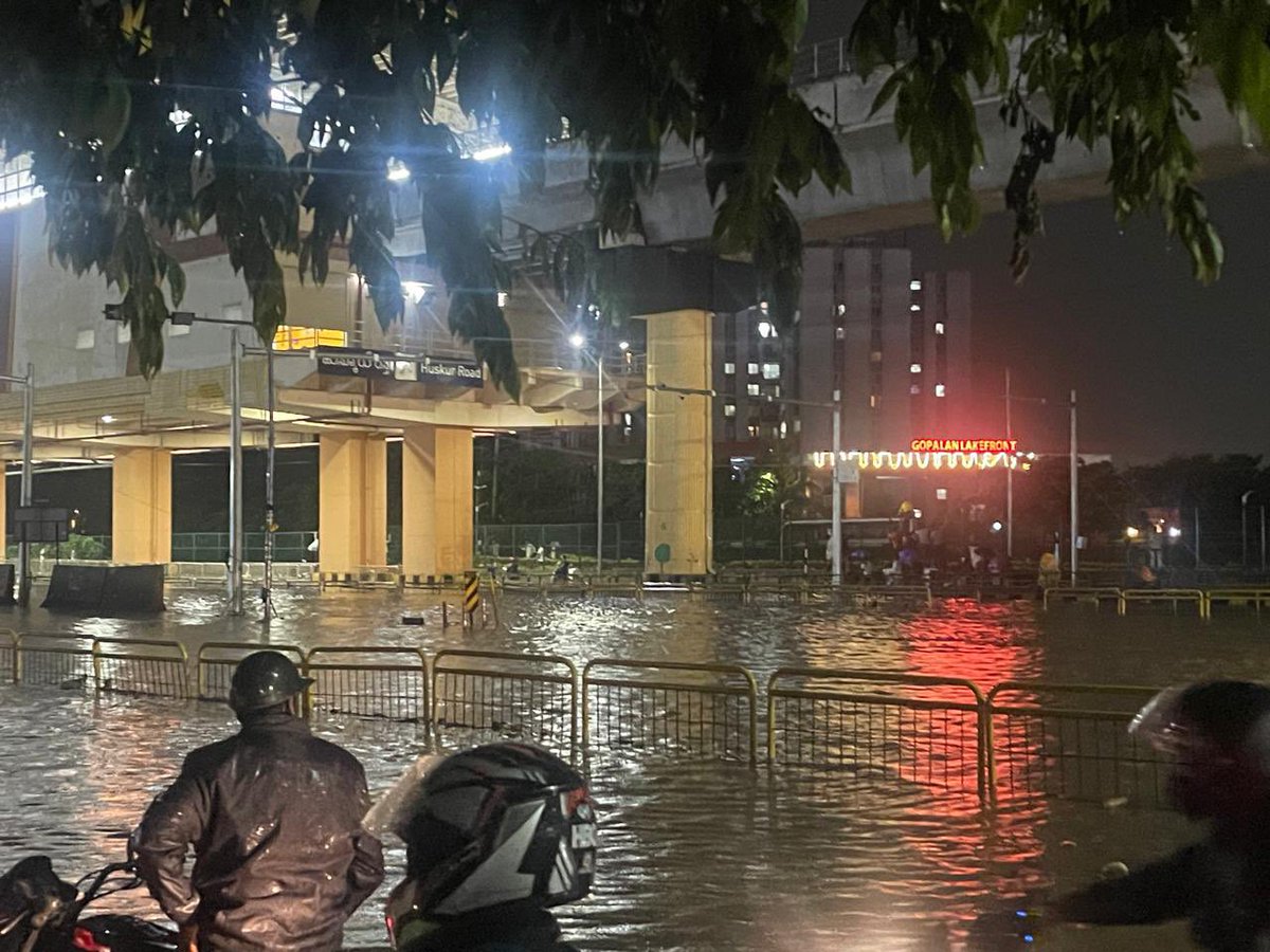 theleafcycle's tweet photo. Water pool at Bengaluru , national highway 48

This is why we pay tolls taxes
This is why indian municipalities and engineers cant plan a ��️ with a good water drainage 

All cities across india suffer same 
They fail to understand 
They fail to maintain https://t.co/HGZ8uiBX5Q