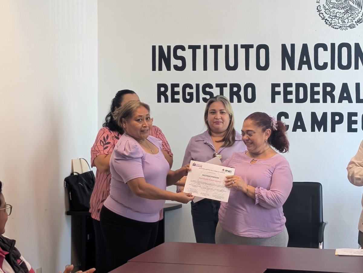 Como parte del reconocimiento a integrantes de la vocalía del RFE del INE Campeche por el apoyo extraordinario durante el pasado Proceso Electoral Extraordinario, la 02 JDE lidereada por la Vocal Ejecutiva, Juana Contreras Hernández entregó unos meritorios reconocimientos.