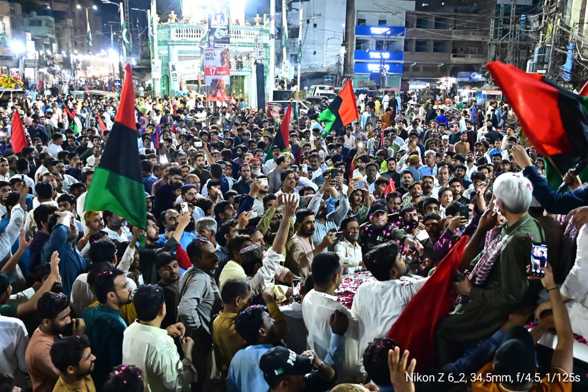 BRArsalanSheikh's tweet photo. پاکستان پیپلز پارٹی سکھر ڈویژن کے انفارمیشن سیکریٹری کی تقرری پر گھنٹہ گھر سکھر میں پاکستان پیپلز پارٹی سکھر سٹی اور معززینِ شہر کی جانب سے پرتپاک استقبال کیا گیا۔ اس محبت و اعتماد پر دل سے شکر گزار ہوں جیئے بھٹو ✌️ https://t.co/b9kAndgdJ0