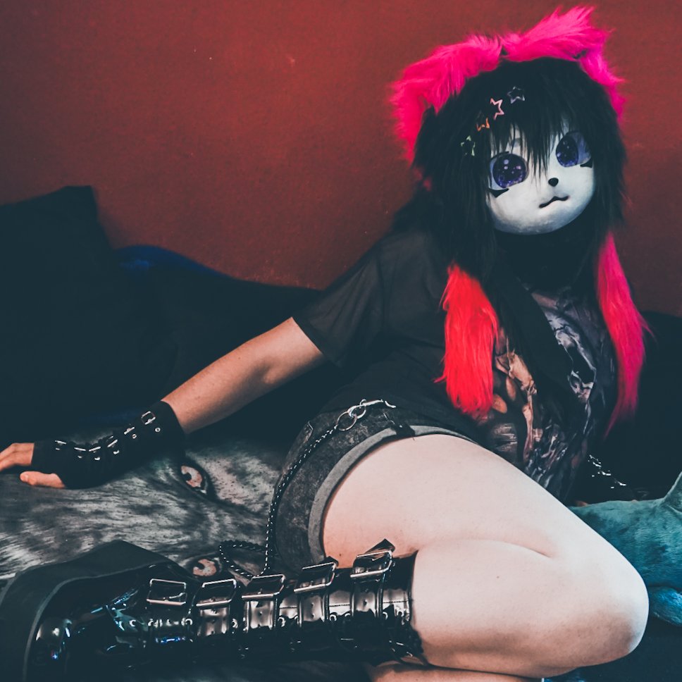 enviousgrey's tweet photo. #FursuitFriday https://t.co/keEzGY5sHG
