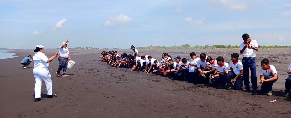 Reafirmamos nuestro compromiso con la conservación y protección de la fauna marina. 🫡🇬🇹

El Comando Naval del Pacífico del Ejército de Guatemala inauguró la temporada de liberación de tortuga marina Parlama.

En esta ocasión, junto a docentes y alumnos del Colegio