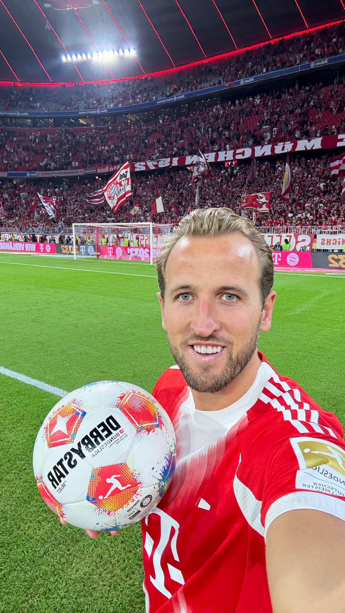 FCBayernEN's tweet image. Selfie with the Hat-trick hero! 🤳