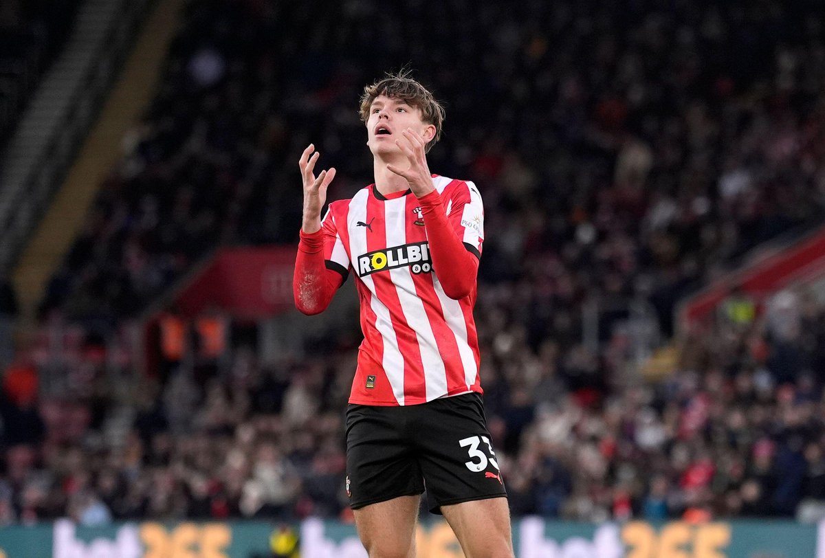 TransferSite's tweet photo. 🚨 TRANSFER ALERT! 🚨
Everton close to a blockbuster £40m+ deal for Southampton's rising star Tyler Dibling! 🌟 A 20% sell-on clause sweetens the pot for #SaintsFC. Personal terms agreed, medical next week! 🔥
Is this the game-changer #EFC needs? 🤔
#TylerDibling #EvertonFC ⚽️ https://t.co/l5M9MCSFEI