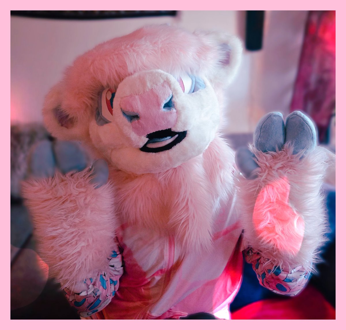Big moo with the big snoot❤️❤️❤️

#FursuitFriday #furry #fursuit