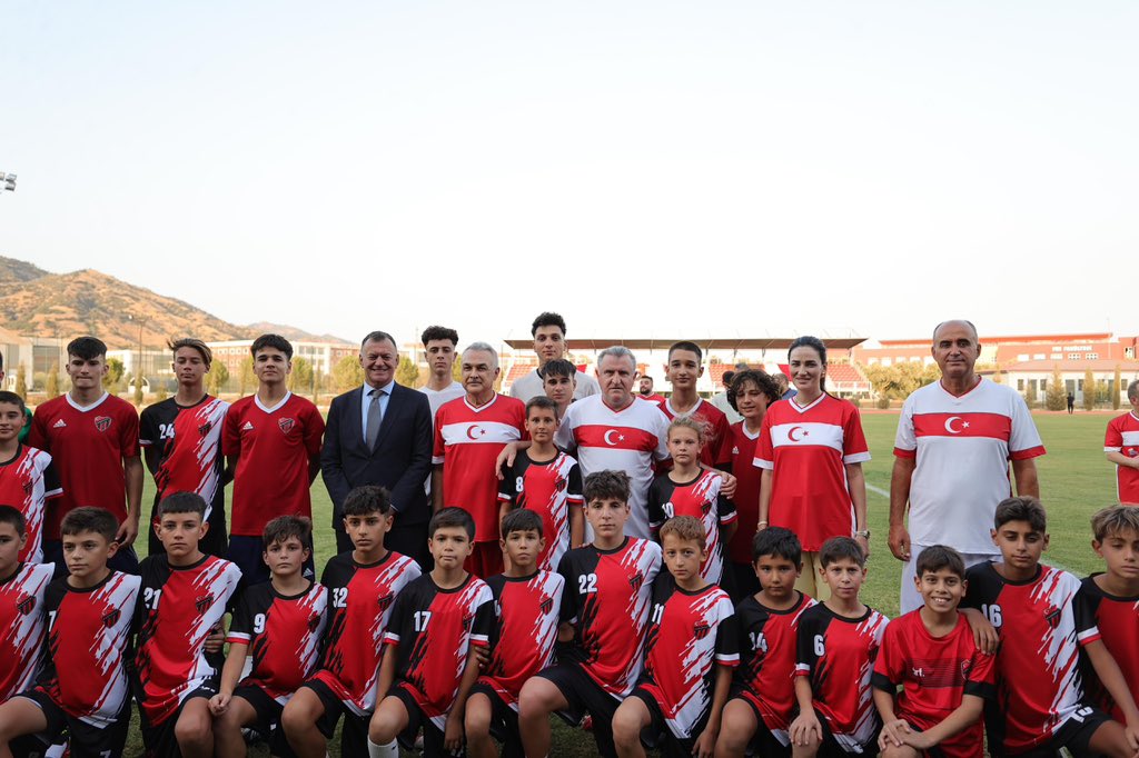 Efeler diyarı Aydın’da, U16 Türkiye Şampiyonu Küçükada Spor Kulübü futbolcularıyla maç yaptık.⚽️

“Form geçici, klas kalıcı” tadında bir maç oldu diyebiliriz.😅