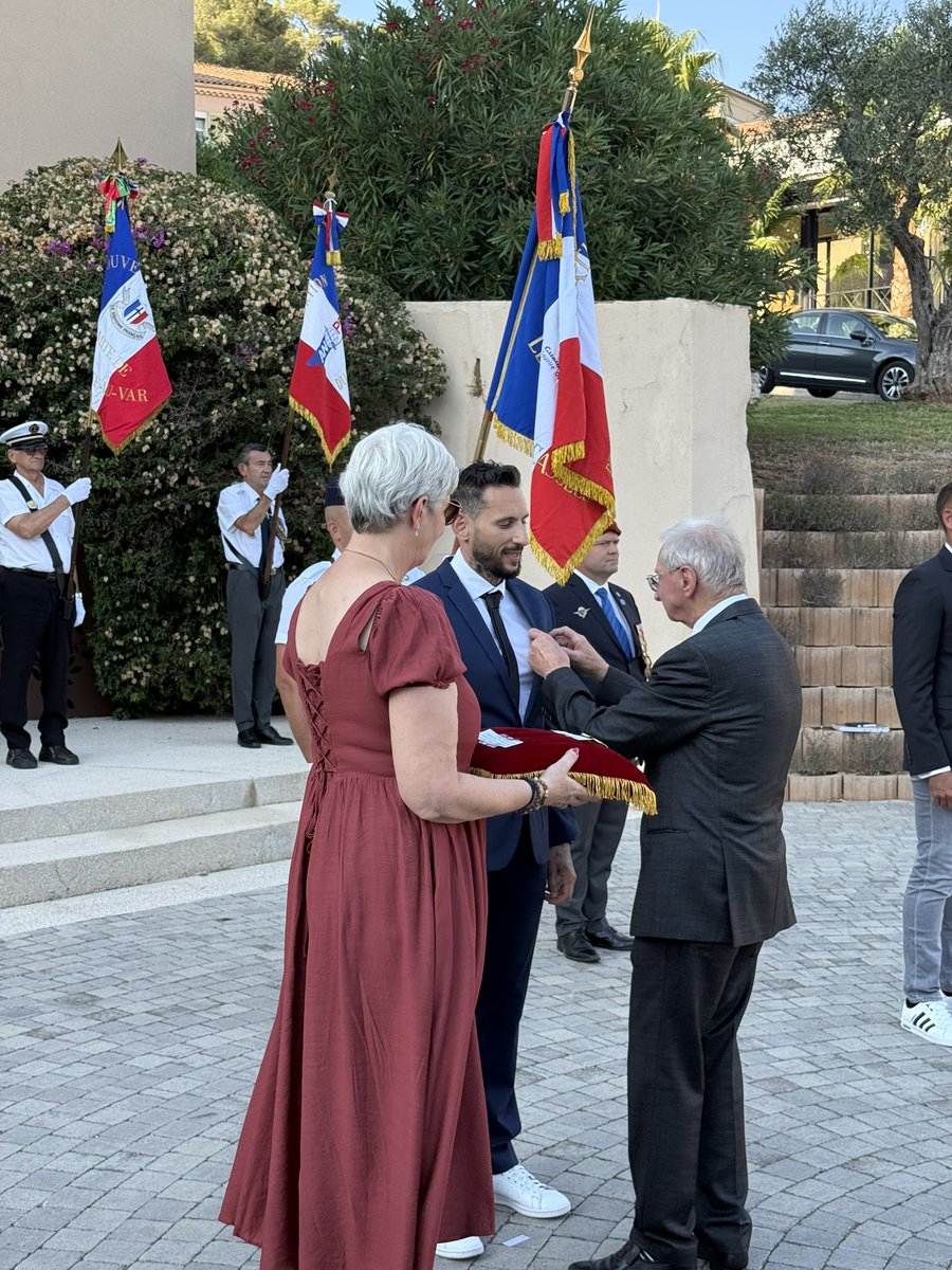 🇫🇷 Se souvenir pour transmettre.

Il y a 81 ans, le 22 août 1944, la 9e DIC libérait le Mont Coudon, ouvrant la voie à la libération de Toulon et au-delà.

Merci à toutes les générations présentes ce soir pour faire vivre cette mémoire partagée. 

#Libération