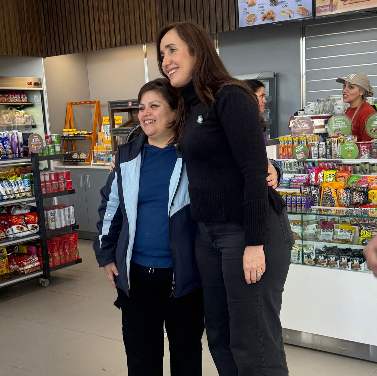 Villarruel Army (@armyvillarruel) on Twitter photo 🇦🇷 | La Vicepresidente <a href="/VickyVillarruel/">Victoria Villarruel</a> ya se encuentra en la provincia de Chubut.
👉🏻 Camino a Río Mayo en una estación de servicio en Sarmiento. 🇦🇷 | La Vicepresidente <a href="/VickyVillarruel/">Victoria Villarruel</a> ya se encuentra en la provincia de Chubut.
👉🏻 Camino a Río Mayo en una estación de servicio en Sarmiento.