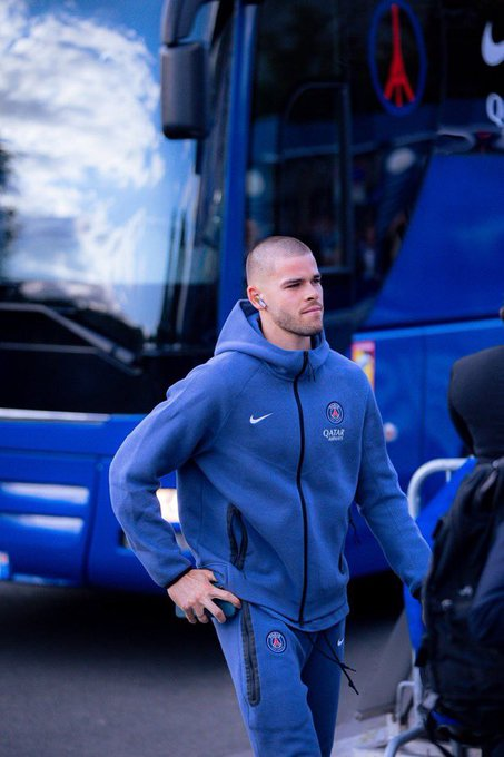 R_PSG_'s tweet photo. 📋 Voici la compo du PSG face à Angers ! ❤️💙

Chevalier - Hakimi, Marquinhos (cap.), Pacho, Nuno Mendes - Neves, Vitinha, Fabian Ruiz - Doué, Dembélé, Barcola.

🔴🔵 Vos impressions sur ce XI ? 

#PSGSCO https://t.co/bhSoTiWqFO