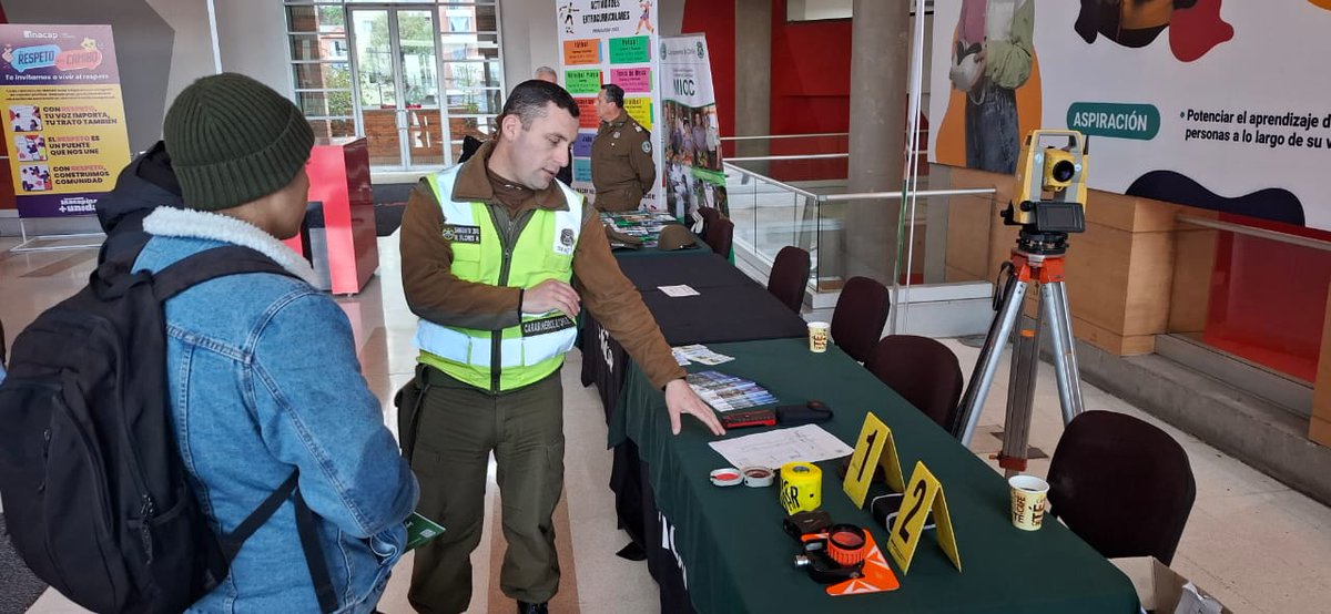 ZonaCarabValpo's tweet image. 🚨Stand Seguridad y Prevención:

Carabineros del #OS7, #SEBV, #Labocar, #SIAT y #MICC participaron de una jornada de prevención que se realizó en el Inacap #Valparaíso, en el que cada especialidad policial dio a conocer su importante labor a todos los asistentes.
#OrdenyPatria
