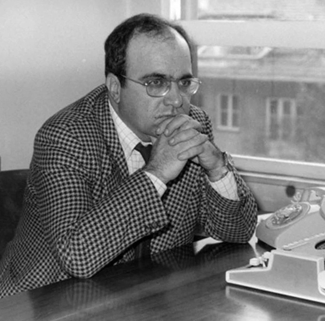 Haklıdan yana değil, güçlüden yana olanlar korkak ve kaypak olurlar.
Güç merkezi değiştikçe dönerler;
fırıldak olurlar.

                                  ——      Uğur Mumcu

İyi ki doğdun…

#UgurMumcu  83 yaşında...