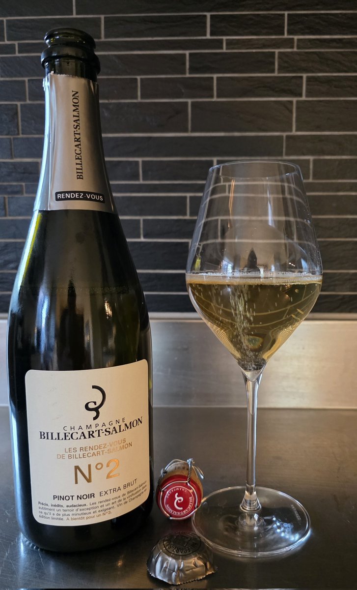 Trevlig fredag alla Twittervänner!!! Fredagschampagnen är Billecart-Salmon No 2, 100% Pinot Noir. Ingår i en serie med årligt släpp omväxlande PN/PM. SB har Nr 5 som också är 100% PN med nr 71845 för 989 kr. Kvalitet kostar!
#Persvintips