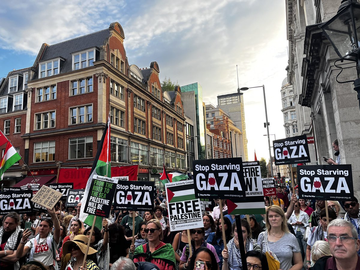 Hundreds outside the Israeli Embassy at short notice as Netanyahu prepares a full invasion of Gaza City, as the UN declares a full-blown famine deliberately engineered by Israel. Shame on Starmer, Lammy and the police who continue to defend genocide